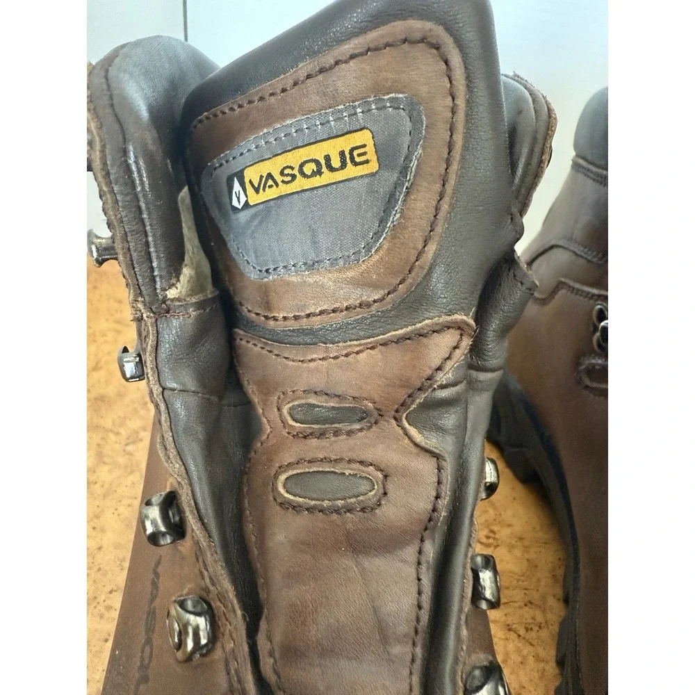 VASQUE 7134 Men's Hiking Boots Brown Leather Vibram Soles Size 10 USA